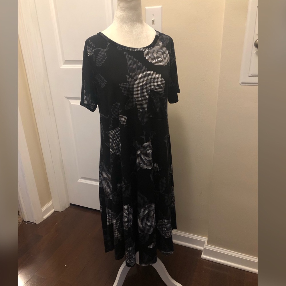 Lularoe Black, Gray & White Pixilated Rose Carly
